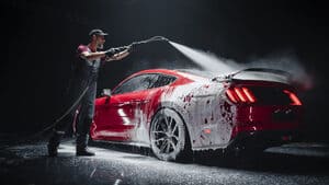 Uma pessoa lavando o carro